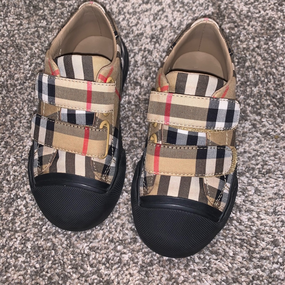 Burberry kid shoes